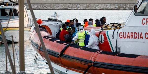 Salvati dalla guardia costiera 33 migranti in difficoltà su un barchino: sono stati accompagnati a Pozzallo