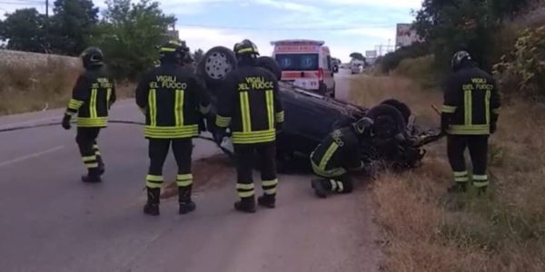 Auto si ribalta nel Ragusano, grave la guidatrice, illesa la figlia che era con lei