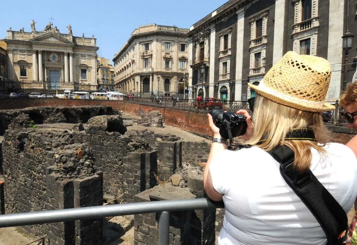 Incendi devastano la Sicilia: Impatto negativo sul turismo estivo.