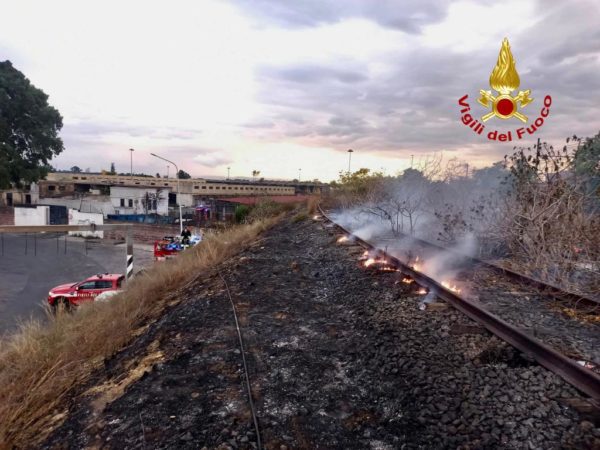 Catania, fiamme lambiscono hub migranti di via Forcile e linea ferroviaria dismessa