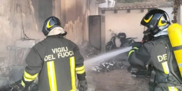 Carini, scoppia l'Incendio in un'azienda di telecomunicazioni
