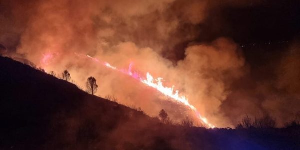 Messina, un vasto incendio a Castanea minaccia le abitazioni