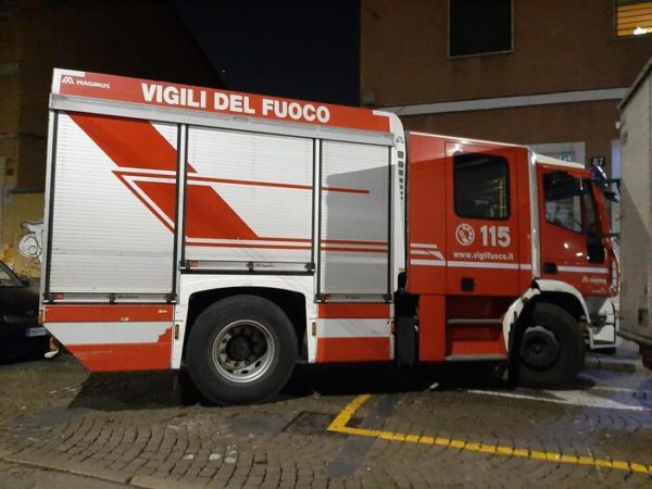 Incendio nel deposito di un’azienda di telecomunicazioni a Carini