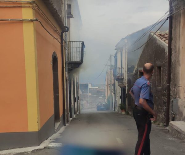 In fiamme casa a Sant’Alfio: un uomo avrebbe appiccato il rogo per contrasti familiari