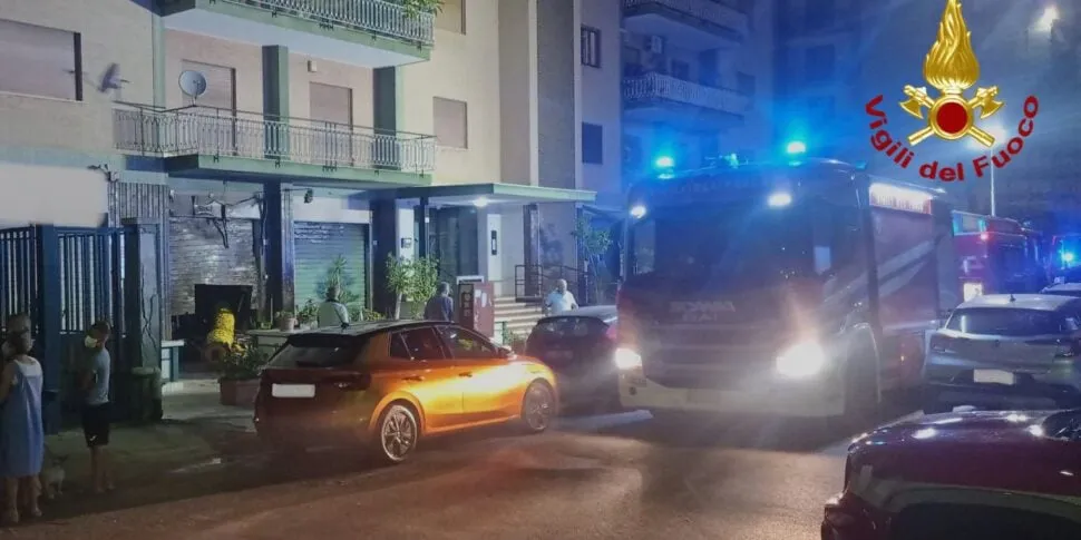 Incendio doloso, lavanderia Palermo a fuoco.