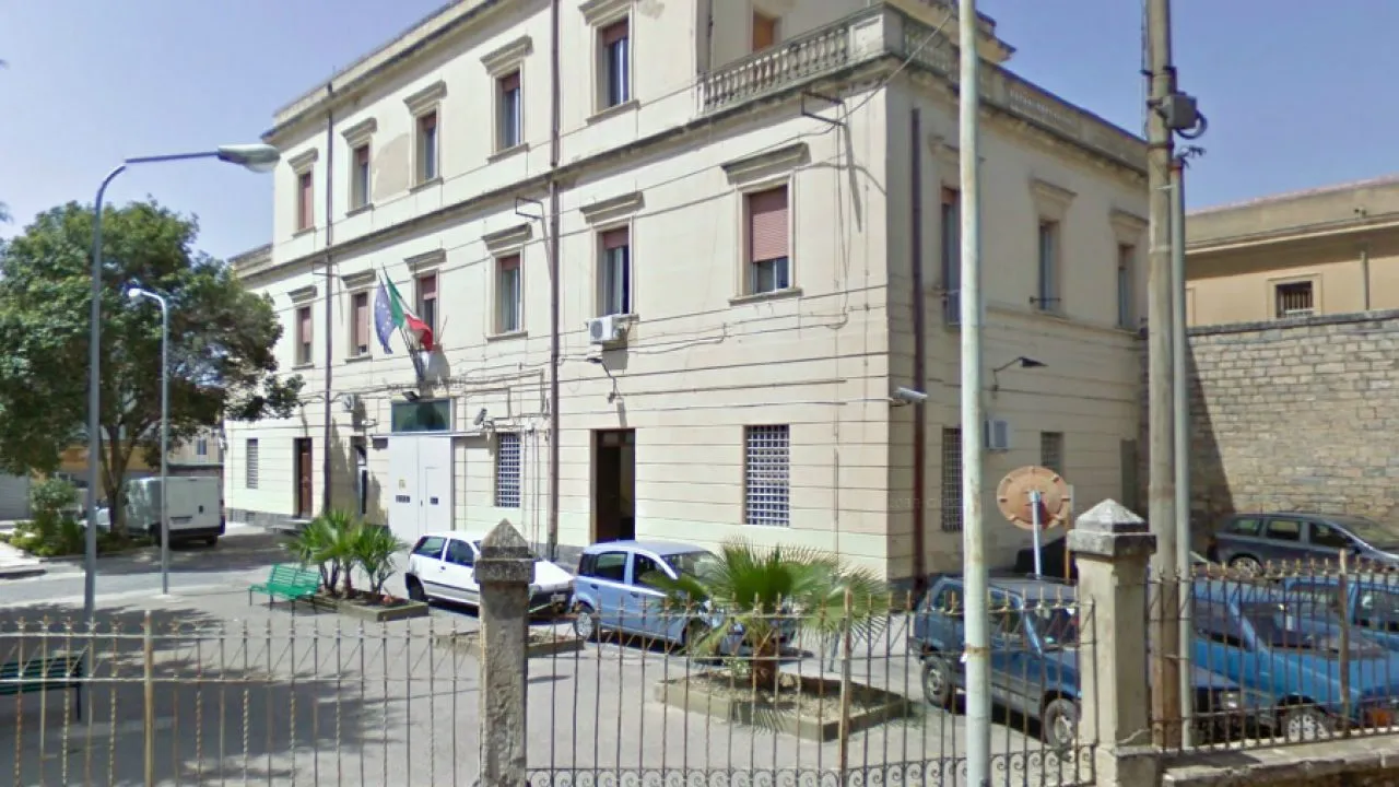 Incendio domato a Caltanissetta: polizia penitenziaria salva vite umane (Sinappe).