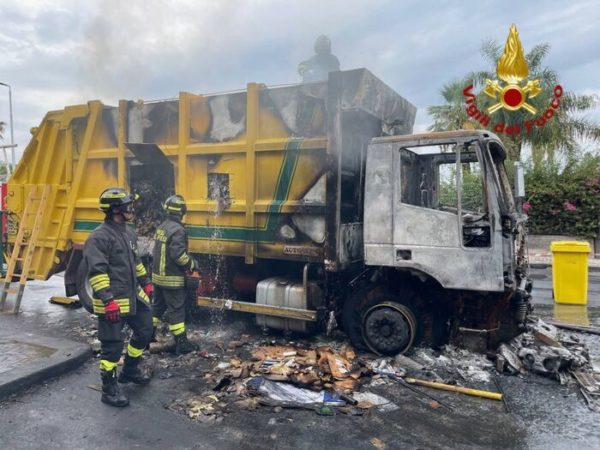 Autocompattatore in fiamme a Catania,intervento vigili fuoco