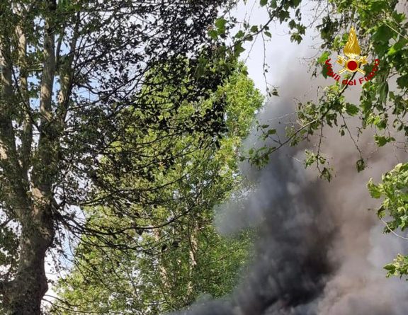 Incendio di rifiuti vicino al cimitero di Ragusa causa lo scoppio di una bombola