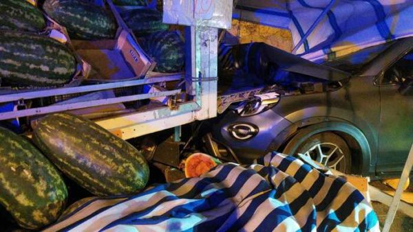 Auto contro camion di angurie, incidente a Palermo