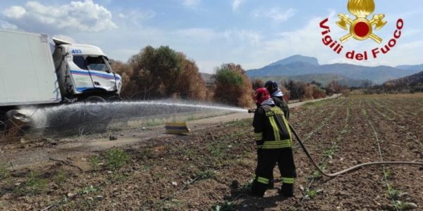 Scontro allo svincolo di Buonfornello, tir si ribalta: chiuso un tratto della Palermo-Catania