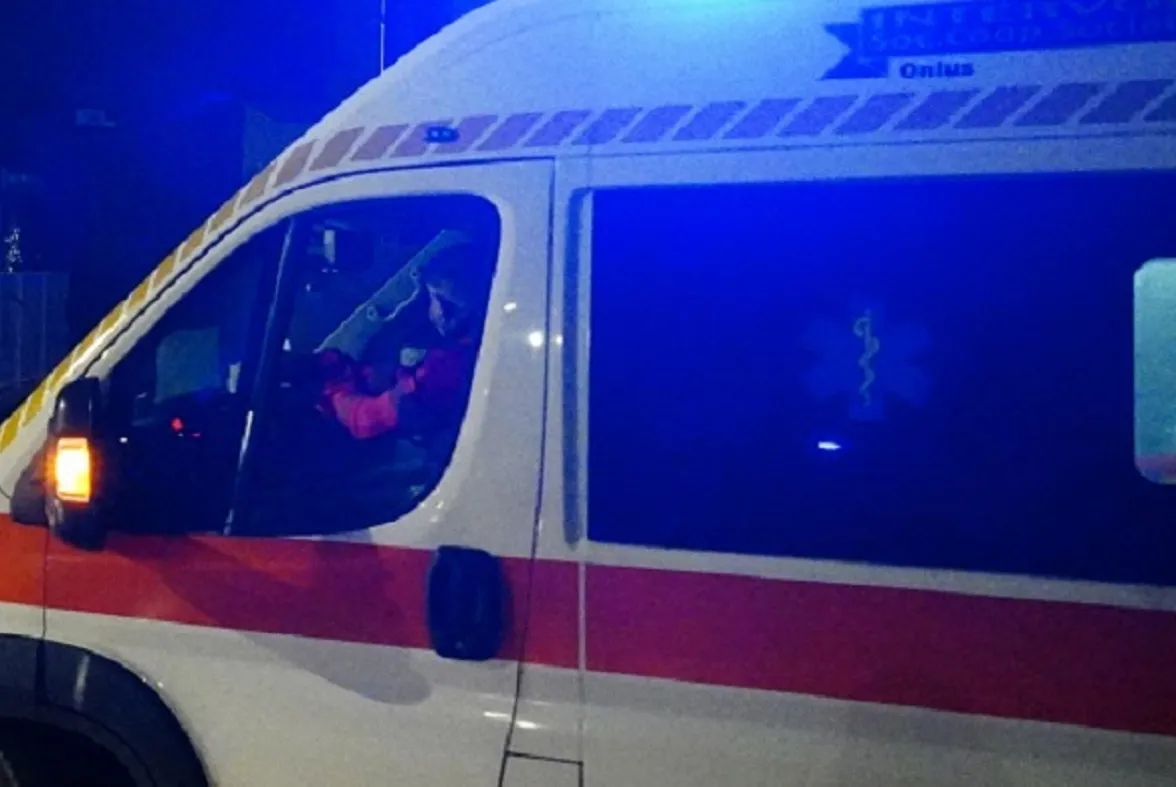 Incidente nel Catanese tra scooter e auto, anziano ferito.