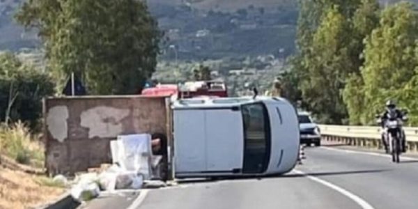 Incidente sulla Palermo-Agrigento, si ribalta furgone: un ferito e traffico rallentato