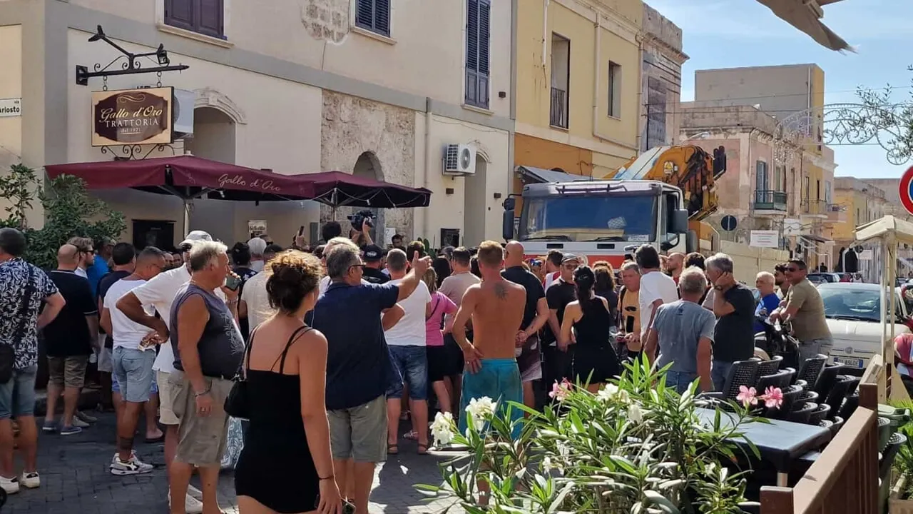 Lampedusa in crisi, cittadini e vicesindaco protestano