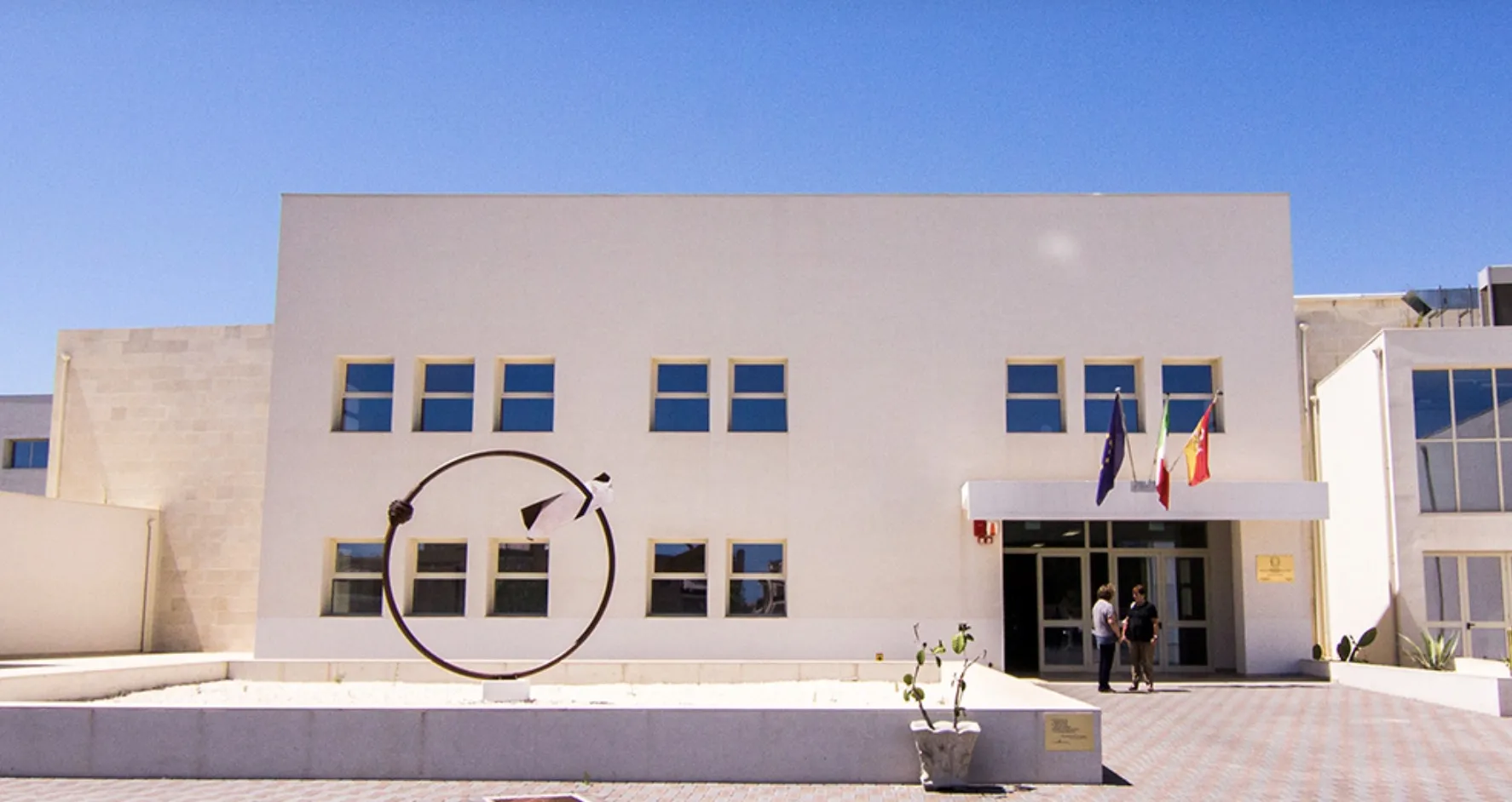 Liceo Einaudi di Siracusa richiede "contributo obbligatorio", scoppia polemica che arriva in Parlamento.