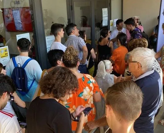 Lunghe code per ritirare abbonamenti ATM, campagna "Vi spiego perché" su Tempostretto