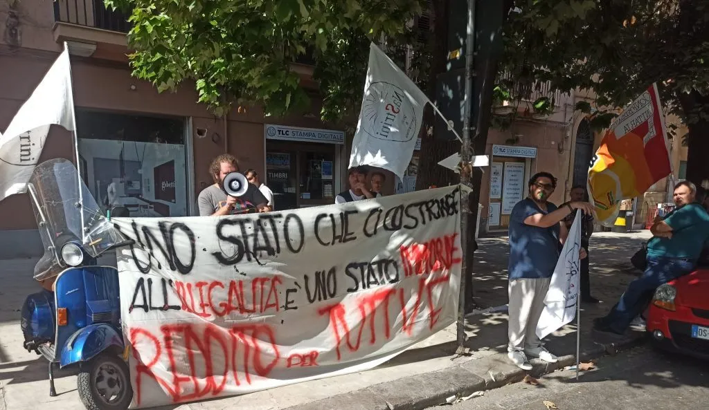 Manifestazione "I Nastrini" a Palermo davanti prefettura, cittadini denunciano crisi urbana.