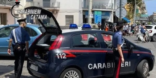 Mascali, evade dai domiciliari per picchiare ex moglie, arrestato