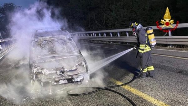 Mezzo in fiamme su tangenziale Messina, rogo spento da Vvf