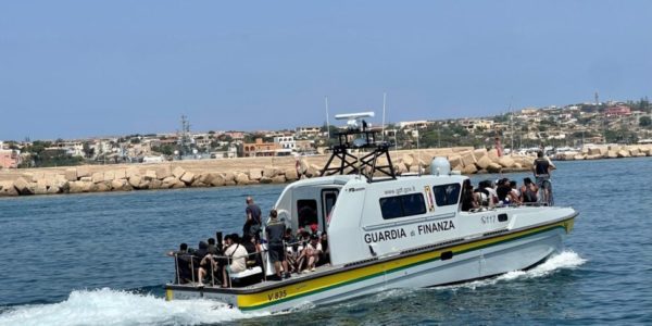 Guineana arrivata a Lampedusa arrestata per il sequestro di una neonata affidatale dagli scafisti