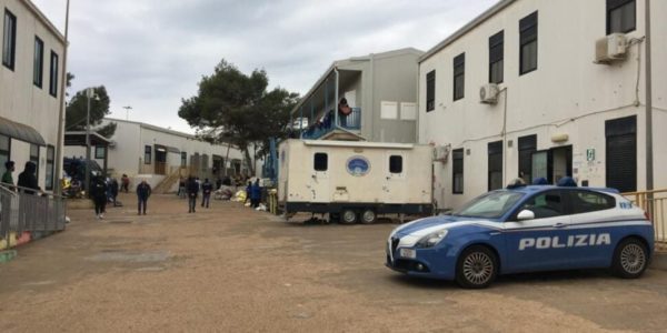 Lampedusa, migrante ospite trasferito in elisoccorso all'Ospedale Civico di Palermo