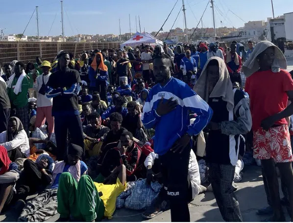 Migranti in fuga a Porto Empedocle per mancanza di pullman.