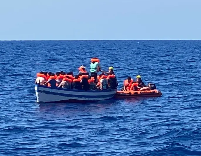 Migranti su nave Aurora, salvati al largo di Lampedusa, diretto a Catania per lo sbarco.