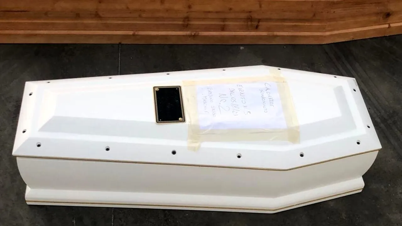 Morte in mare: bara bianca al molo Favarolo