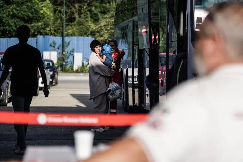 Morti due autisti siciliani in scontro tra tir e pullman con migranti sull'A1.