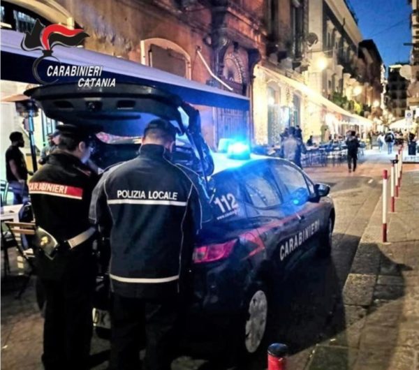 Catania, multe ai titolari di 15 camion dei panini per occupazione di suolo pubblico