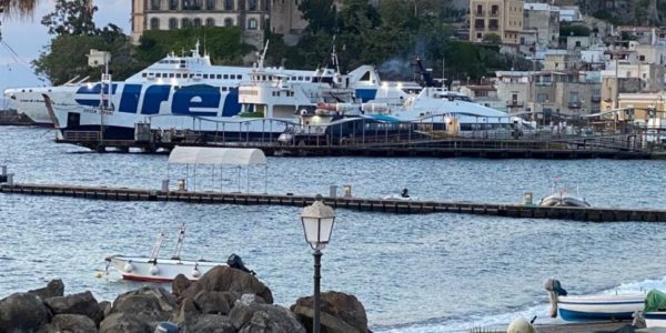 Mare mosso alle Eolie: la nave da Lipari parte, quella da Milazzo no