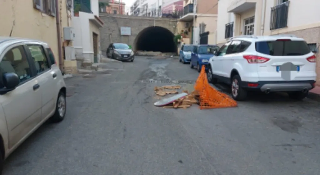 Nuova buca in via Caristi, divieto di sosta: cittadini stufi degli interventi temporanei.