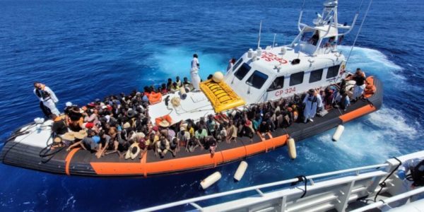 Riprendono gli sbarchi dei migranti a Lampedusa, arrivati in 130