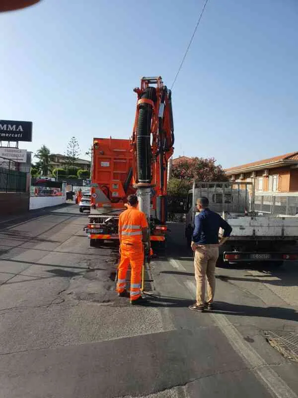 Operai puliscono tombini con canal jet a Catania