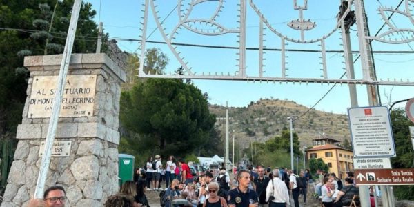 Desideri e speranza dei palermitani durante l'Acchianata: "Santa Rosalia ci dia salute e un po' di soldi"