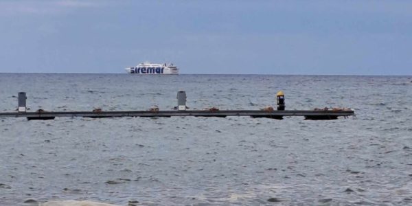 Panarea, impresa di un barcone: con mare forza 5-6 trasporta turisti bloccati da giorni. E a Vulcano nave ferma  per un guasto