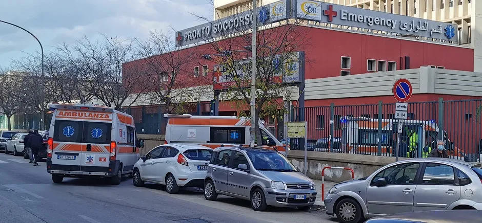 Pedone investito in via Roma, turista italo-americano in condizioni critiche all'ospedale Civilico.