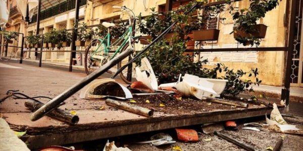 A Ragusa il dehor di una pizzeria distrutto dai vandali, il titolare: «Un danno per la città»