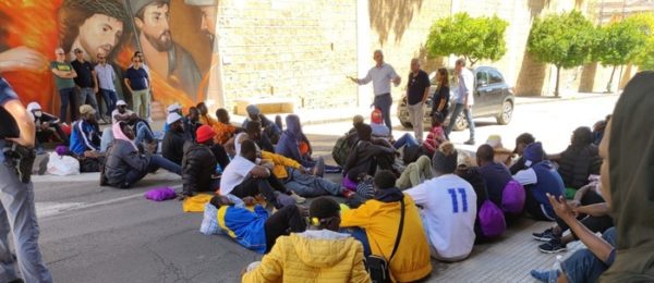 Nuova protesta migranti a Caltanissetta, bloccata strada