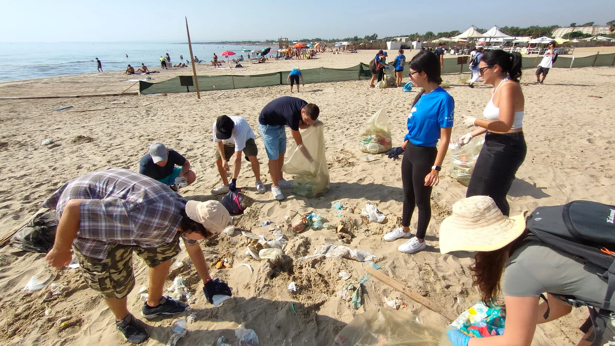 Pulizia spiaggia Catania da volontari e studenti Summer School Sea Marvel: una comunità impegnata.