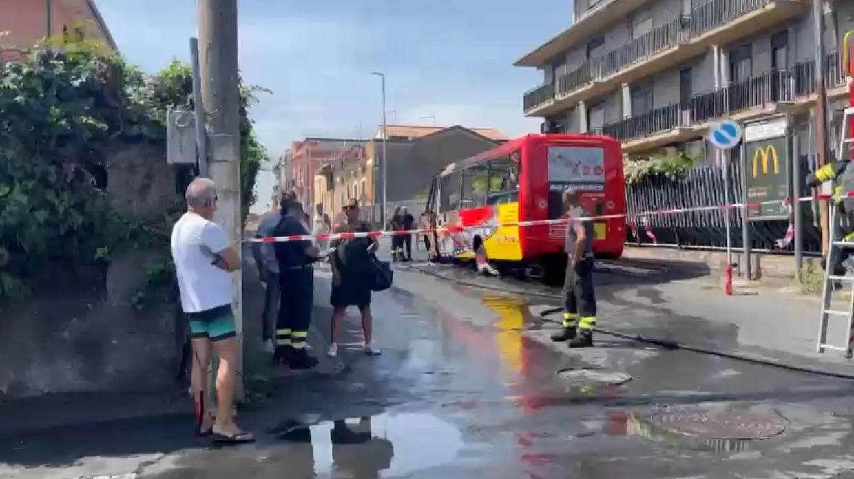 Pullman con turisti avvolto da fiamme sulla scogliera: paura.