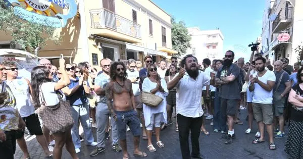 Questore chiude telefonata con "pilu pi tutti" come Cetto.