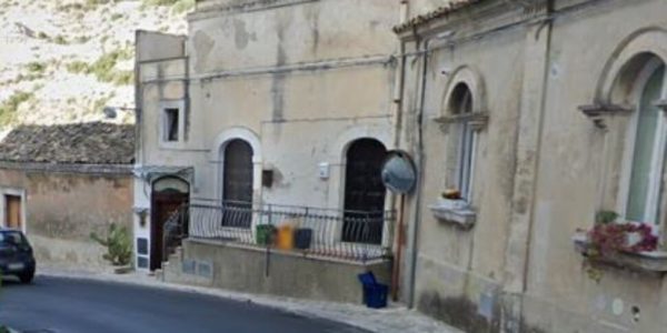 Ragusa: travolge un giovane in moto e scappa, pirata della strada individuato e denunciato