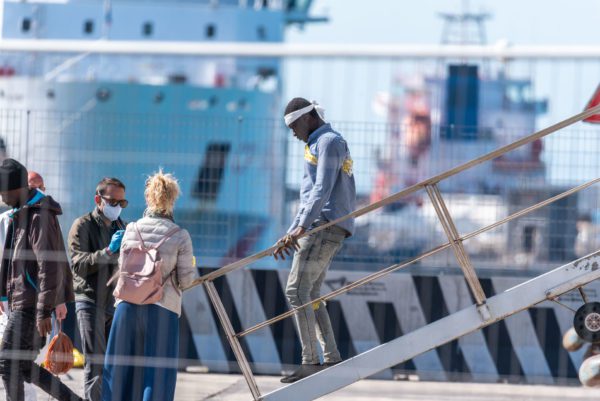 Migranti, la storia di Rashid: a Lampedusa in cerca del fratello Nader