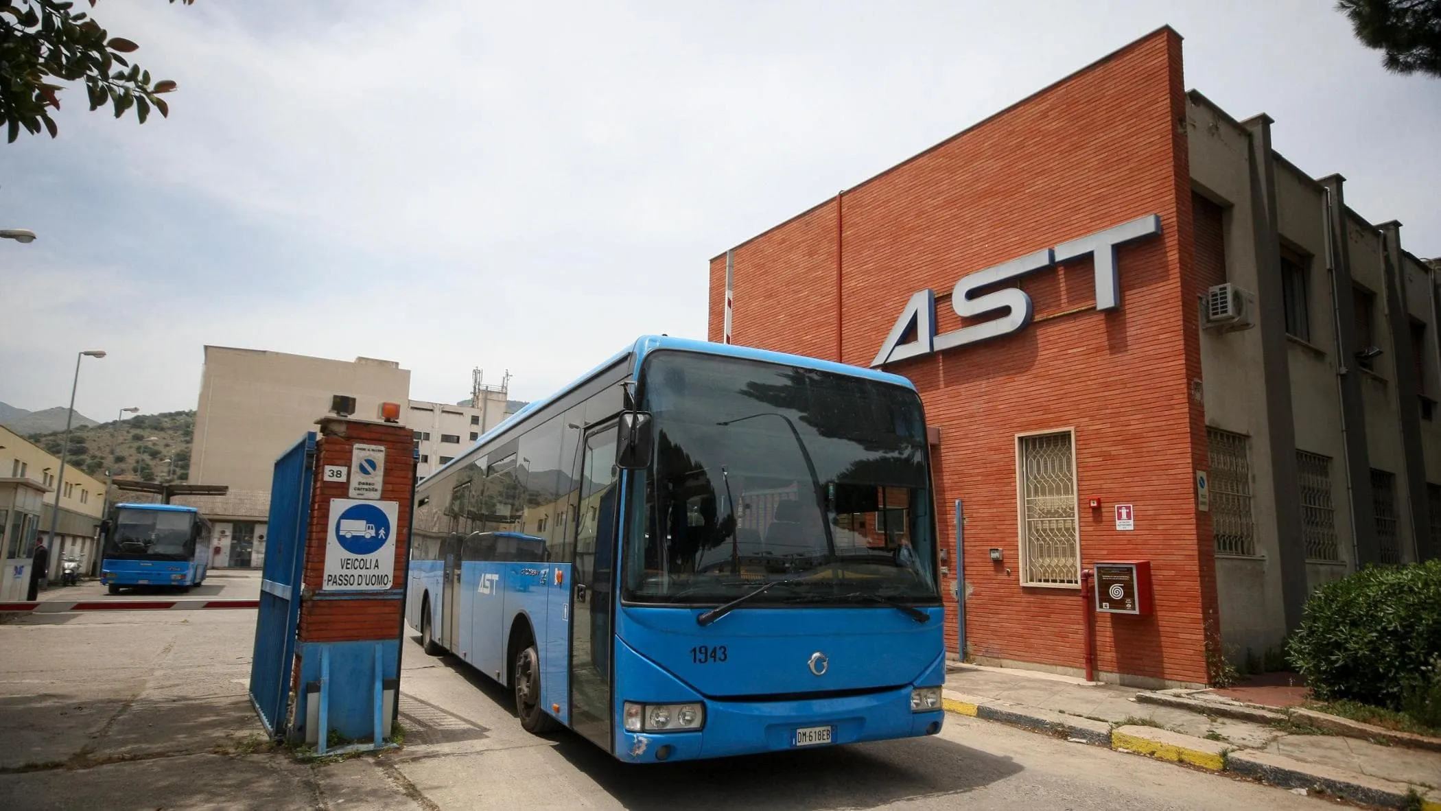 Regionale utilizza bus Ast per spostare migranti al Nord, molte corse annullate