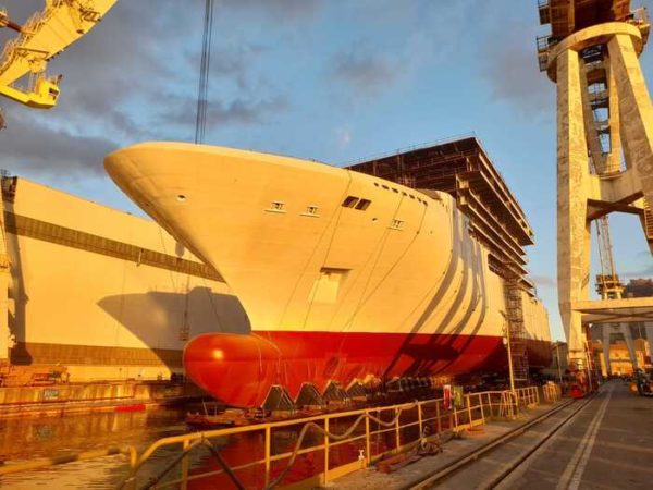 Fincantieri: a Palermo varo del troncone della nave crociera