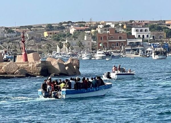 Riprendono sbarchi di migranti a Lampedusa, arrivati in 130