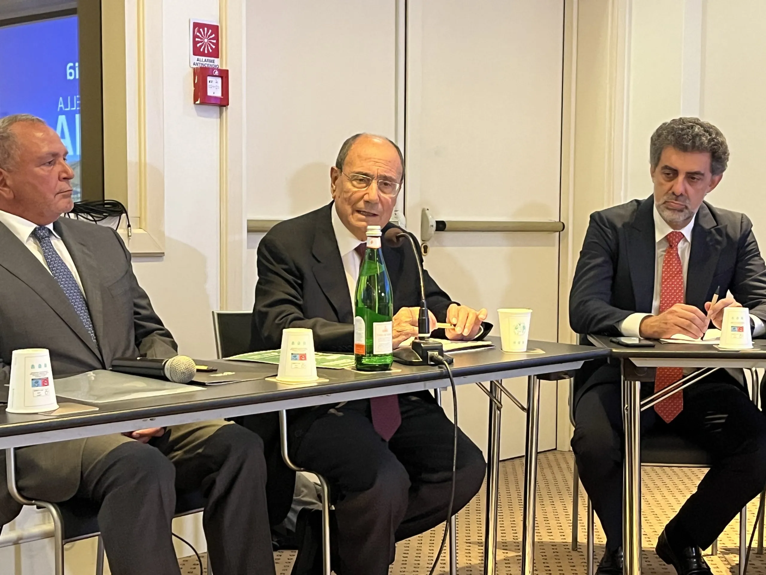 Schifani critica cari voli e taglio rotte: fine del monopolio