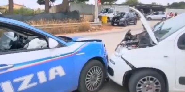 Forza un posto di blocco dei carabinieri a Porto Empedocle e si scontra con una volante della polizia: quattro feriti