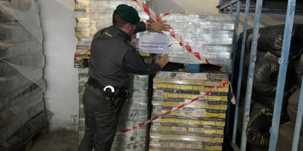 Da Perugia a Palermo, sequestrate quasi 600 mila pile con grandi marchi contraffatti