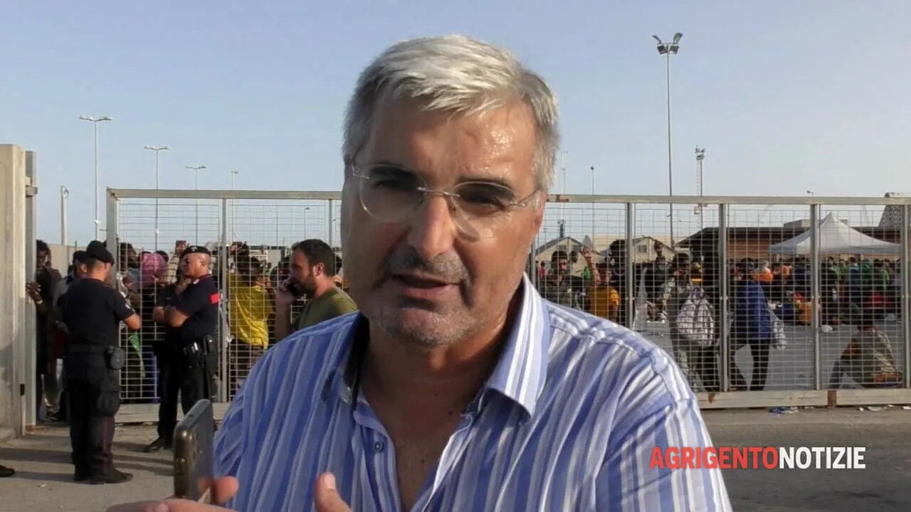 Sindaco Porto Empedocle invita premier Meloni a gestire caos migranti.